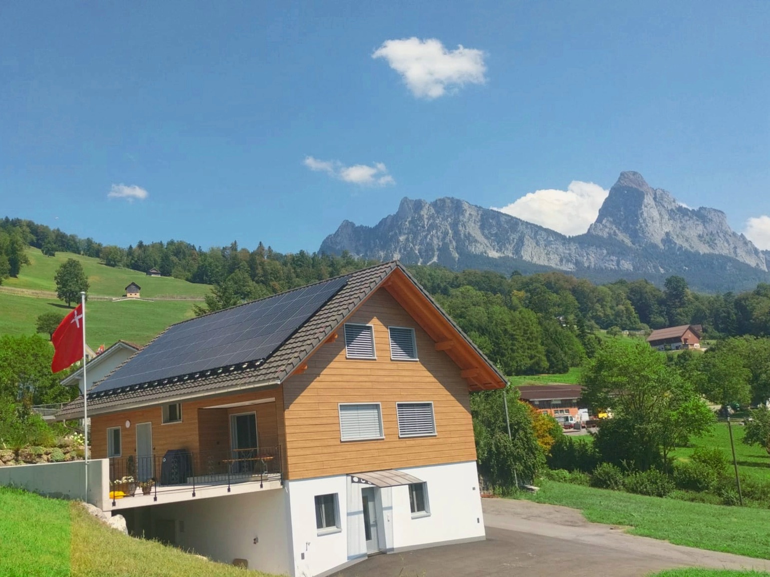 Lamellenstoren an den Fenstern eines Einfamilienhauses, montiert von der Bienz Storen GmbH
