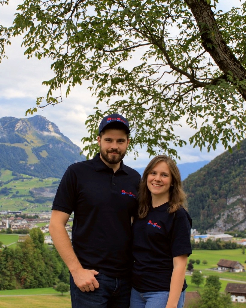 Manuel Bienz und Nicole Schmidig vor der Landschaft rund um Seewen
